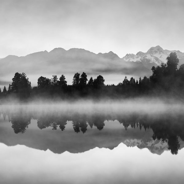 Tapeta Černobílé horské jezero Tapeta Černobílé horské jezero